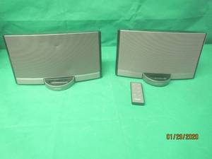 lot 131 image: 2 BOSE PORTABLE SOUND DOCK DIGITAL MUSIC SYSTEMS NO POWER CORDS