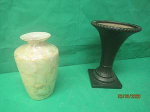 lot 194 image: 2 VASES&nbsp