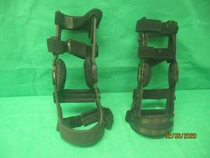 lot 222 image: 2 DONJOY KNEE BRACES