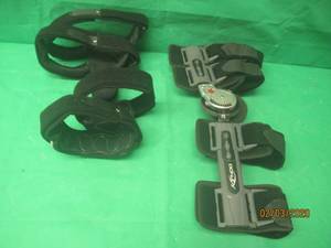 lot 223 image: 2 KNEE BRACES DONJOY AND VQ