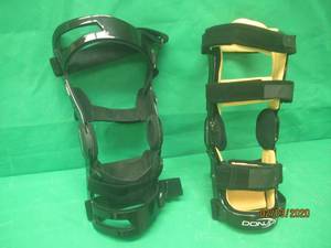 lot 224 image: 2 KNEE BRACES BREG AND DONJOY
