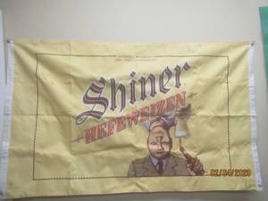 lot 259 image: SPOETZL BREWERY SHINER HEFEWEIZEN WALL FLAG59L X 36 H