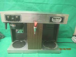 lot 349 image: BUNN COFFEE BREWER WITH WARMER AND HOT WATER DISPENSER IN WORKING CONDITION