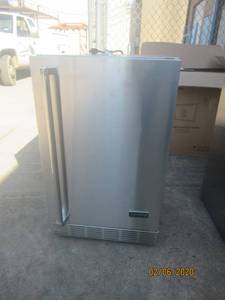 lot 369 image: COYOTE COMMERCIAL FRIDGE MODEL RF40D