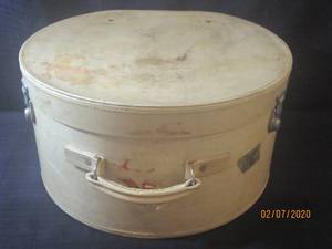 lot 386 image: VINTAGE CHENEY HAT CASE 17.5 DIA