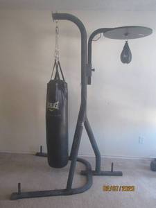 lot 400 image: EVERLAST DUAL STATION HEAVY BAG AND SPEED BAG STAND WITH HEAVY BAG AND SPEED BAG
