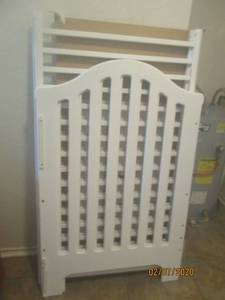 lot 402 image: BABY CRIB ALL PIECES PRESENT NO HARDWARE