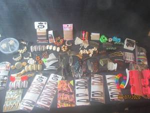 lot 409 image: GENEROUS AMOUNT OF HAIR ACCESSORIES