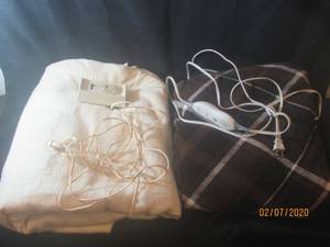 lot 411 image: 2 HEATING BLANKETS