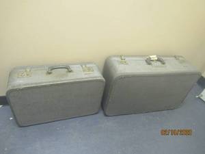 lot 426 image: 2 VINTAGE SUITCASES MONARCH