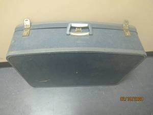 lot 427 image: VINTAGE LARGE SUITCASE SMART TRAVEL