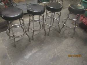 lot 434 image: 4 SWIVEL BAR STOOL CHROME BASE