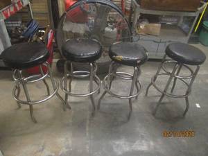 lot 436 image: 4 SWIVEL BAR STOOL CHROME BASE