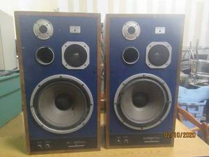 lot 443 image: PAIR OF THE PRESTIGE SERIES MARANTZ HOME SPEAKERS