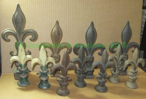 lot 51 image: Vintage cast iron fence post Fleur-De-Lis finiels, 11 count