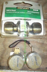 lot 110 image: Defiant non locking door knob & Mobile mini cylinder Hidden Shackle Type locks
