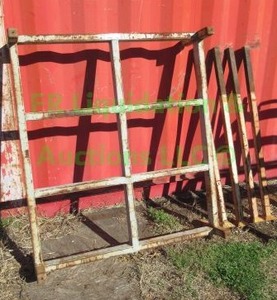 lot 405 image: Industrial platform riser stand, approx 48 x 48 x 48