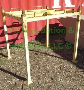 lot 406 image: Industrial platform riser stand, approx 48 x 48 x 48