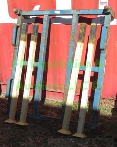 lot 408 image: Industrial platform riser stand, approx 48 x 48 x 48