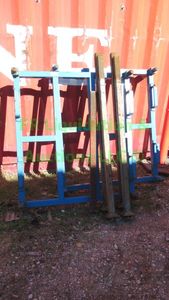 lot 409 image: Industrial platform riser stand & one extra top, approx 48 x 48 x 48