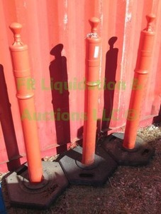 lot 411 image: Traffix grabber tube deliniator posts, 3 total