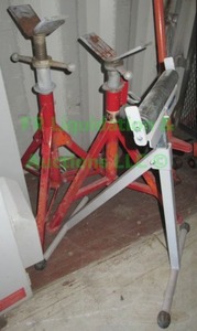 lot 471 image: B & B pipe jackstands (2) and Workforce roller stand, 3 total