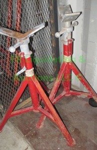 lot 478 image: B & B V notch head pipe stands, 2 count