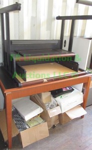 lot 524 image: Laminate work desk and table
