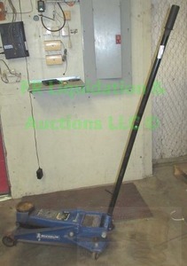 lot 151 image: Michelin 3-12 ton hydraulic floor jack