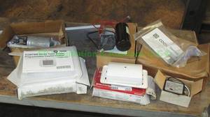 lot 253 image: Assorted electronic hardware including Touch screen thermostat control, class 2 transformer plus