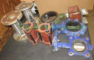 lot 320 image: Assorted industrial gate valves and connectors as shown