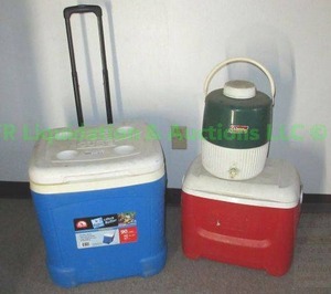 lot 373 image: Coleman drink cooler, Igloo rolling cooler & small cooler