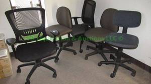 lot 370 image: Various style office chairs, 5 total