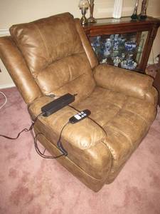 lot 4 image: ASHLEY FURNITURE LEATHER POWER RECLINER SIGNATURE DESIGN IN EXCELLENT CONDITION