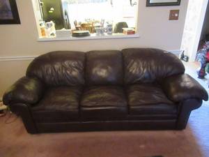 lot 5 image: BEAUTIFUL LEATHER QUEEN HIDE A BED COUCH IN GREAT CONDITION NO RIPS OR TEARS AND WELL TAKEN CARE OF 94 WIDE