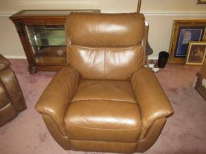 lot 6 image: PACIFIC COAST LIGHTING PLEATHER RECLINER LOOKS BRAND NEW NO RIPS OR TEARS