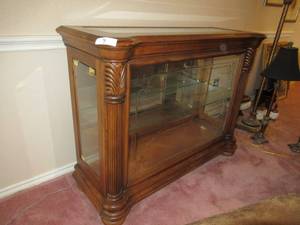 lot 7 image: SOLID WOOD AND GLASS DISPLAY TABLE WITH BUILT IN LIGHTS AND 2 SIDE DOORS 44 X 16 X 34