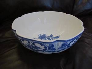 lot 15 image: TIFFANY DELFT MADE IN PORTUGAL EXCLUSIVELY FOR TIFFANY & CO. 1999