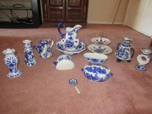 lot 16 image: 10 COBALT BLUE AND WHITE CERAMIC DECORATIVE PIECES. VERY CLASSY