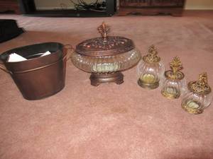 lot 21 image: 4 GLASS CONTAINERS AND 1 SMALL METAL CAN