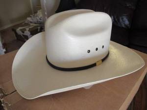 lot 37 image: RESISTOL GEORGE STRAIT DESIGN WHITE COWBOY HAT IN ORIGINAL BOX SIZE 7 18