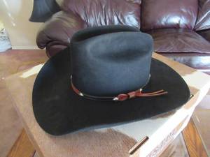 lot 38 image: STETSON BLACK FELT COWBOY HAT WITH LEATHER BAND IN STORAGE BOX SIZE 7 18