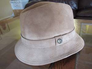lot 39 image: COUNTRY GENTLEMAN  TRAVLER GENUINE LEATHER SUEDE HAT (TOM LANDRY STYLE) SIZE 7 38