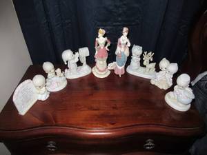 lot 59 image: PRECIOUS MOMENTS FIGURINES CERAMIC DISPLAY FIGURES PLUS