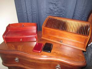 lot 61 image: 2 SMALL WOOD JEWELRY BOXES AND 2 ALUMAWALLETS