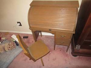 lot 64 image: VINTAGE STUDENTS WOOD ROLL TOP DESK AND CHAIR 26 X 15 X 34