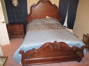 lot 65 image: PROGRESSIVE FURNITURE SOLID WOOD KNOTTED PINE QUEEN BED WITH HEADBOARD 70 AND FOOTBOARD 30. MATCHES LOTS 66,67.68 AND 69.