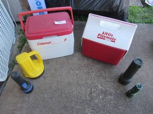 lot 89 image: IGLOO LITTLE PLAYMATE, COLEMAN PERSONAL 8, DURACELL LED FLASHLIGHT AND 3 OTHER LIGHTS
