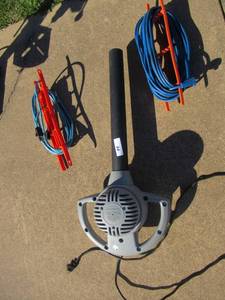 lot 99 image: HIGH SPEED LEAF BLOWER TESTED AND WORKS INCLUDES 2 EXTENSION CORDS