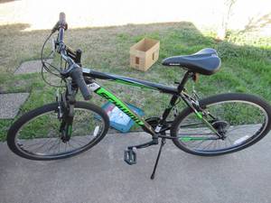 lot 101 image: SCHWINN SIDEWINDER BICYCLE STEEL FRAME IN EXCELLENT CONDITION AIR IN TIRES READY TO RIDE